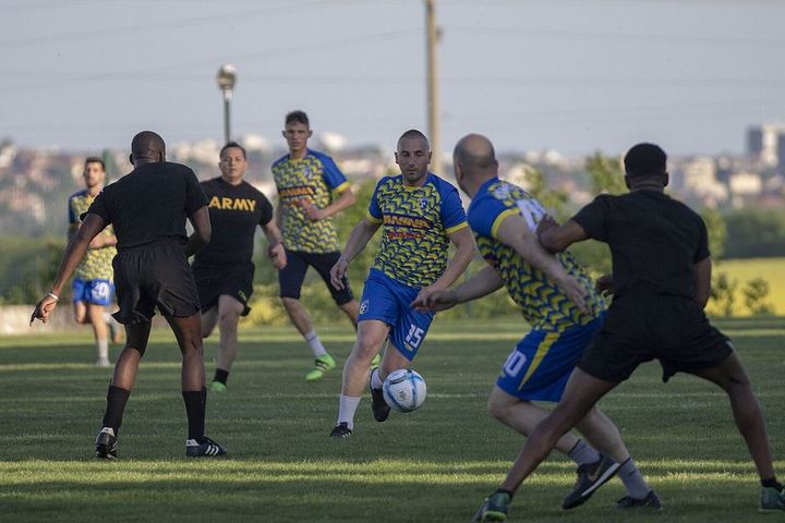BBIN官网 · 球迷观赛（资料示意）